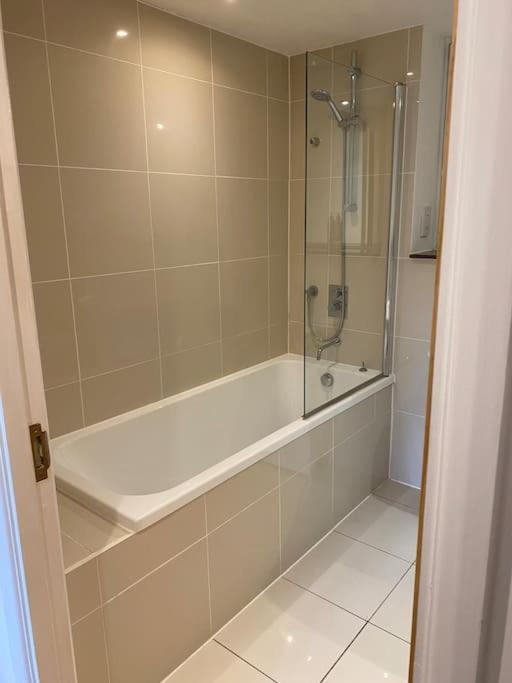 Modern Apartment, Fistral Beach New Quay Extérieur photo